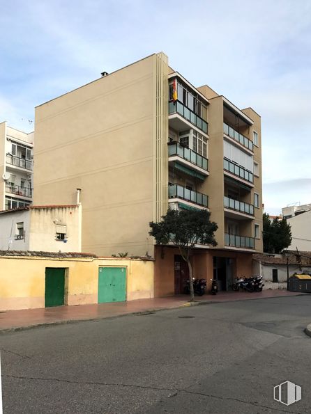 Local en alquiler en Calle Portilla, 13, Alcalá de Henares, Madrid, 28801 con edificio, ventana, cielo, propiedad, nube, planta, luz de la calle, diseño urbano, fachada y ciudad alrededor