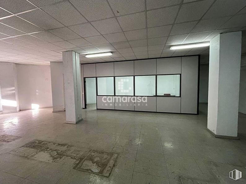 Retail for sale & for rent at Paseo San Roque, 38, Ávila, 05003 with cabinetry, fixture, hall, interior design, floor, flooring, ceiling, building, glass and composite material around