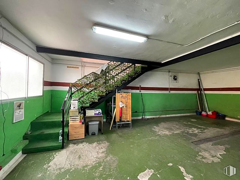 Industrial for rent at Calle Buenavista, Navalcarnero, Madrid, 28600 with light fixture, lighting, flooring, floor, ceiling, paint, steel and cleanliness around