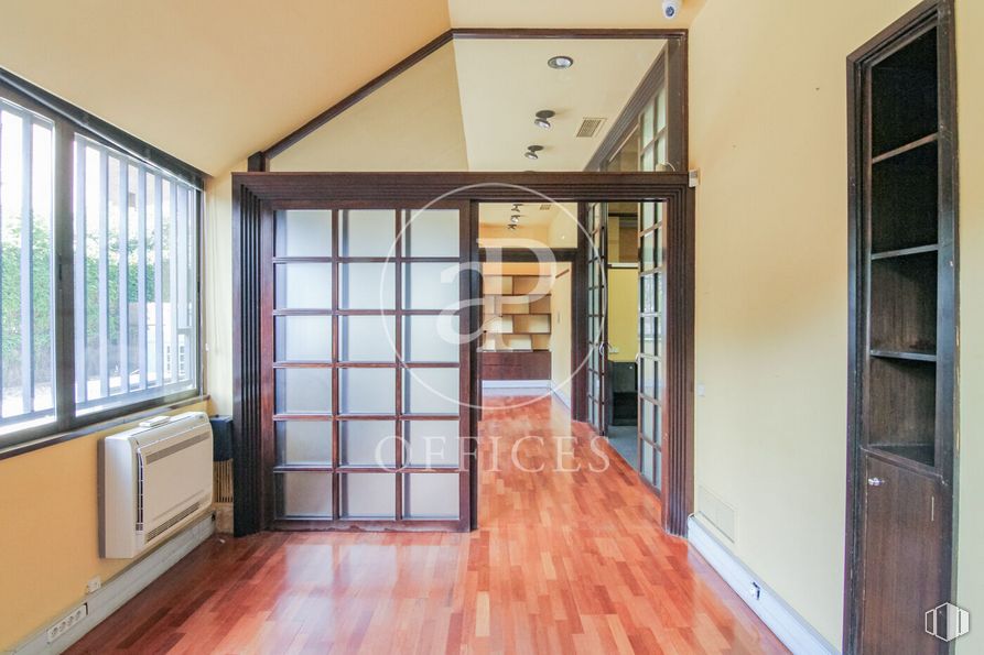 Oficina en alquiler en Zona Castillejos, Tetuán, Madrid, 28020 con ventana, edificio, accesorio, madera, hall, puerta, interiorismo, suelos, casa y suelo alrededor