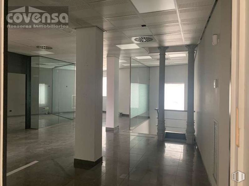 Local en alquiler y venta en Pasaje Guardia Civil, Sevilla la Nueva, Madrid, 28609 con accesorio, piso, pasillo, suelo, suelo de baldosas, vidrio, edificio, material compuesto, techo y rectángulo alrededor