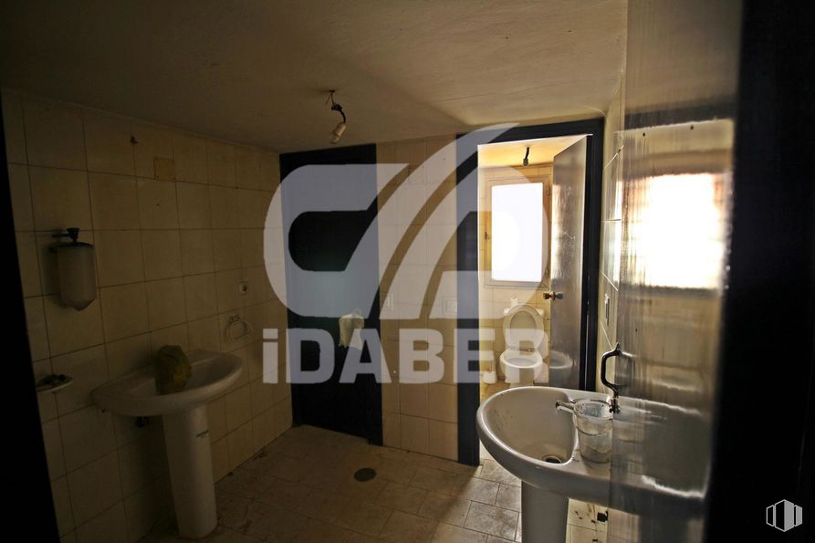 Nave en venta en Polígono industrial San Gil, Illescas, Toledo, 45200 con fregadero, espejo, grifo, propiedad, accesorio de fontanería, edificio, lavabo de baño, baño, ventana y accesorio alrededor