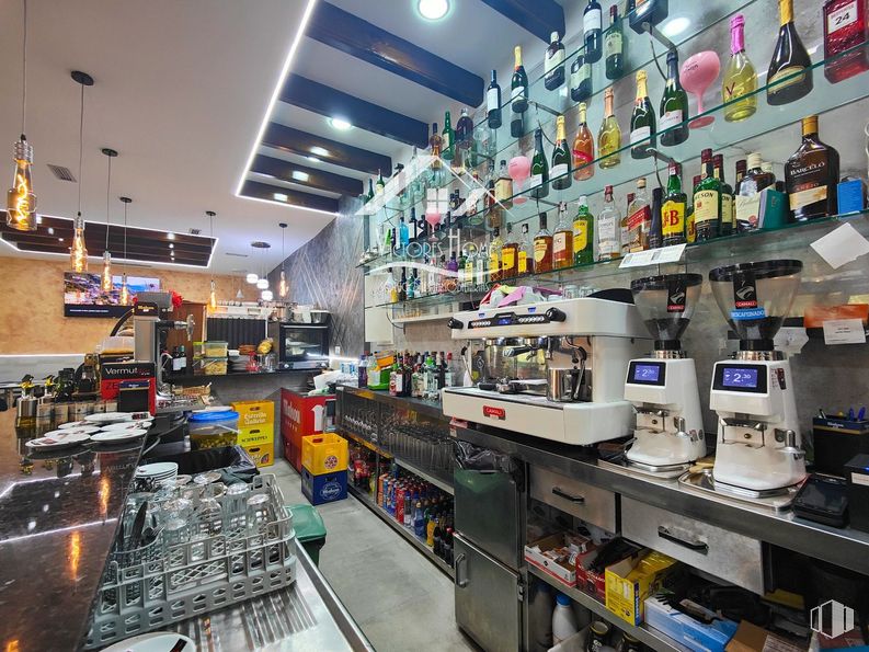 Local en alquiler y venta en Zona Portazgo, Puente de Vallecas, Madrid, 28038 con máquina de café expreso, botella, cafetera, electrodoméstico, aparato de cocina, estante, venta al por menor, estantería, alumbrado y licor alrededor