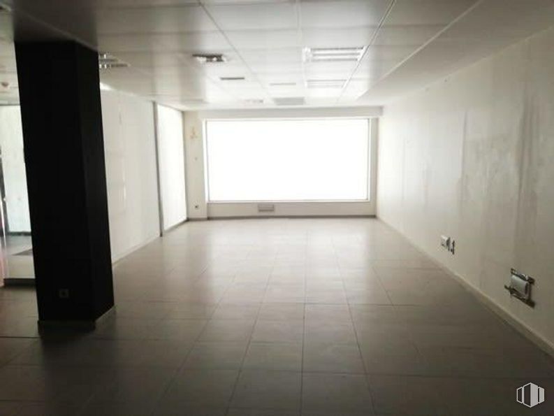 Retail for sale & for rent at Centro, Manzanares el Real, Madrid, 28410 with whiteboard, fixture, interior design, flooring, floor, glass, ceiling, tints and shades, building and event around