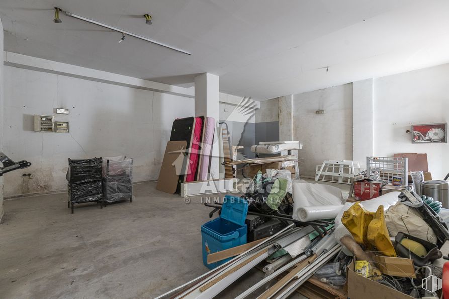 Retail for sale at Calle Gil de Andrade, Alcalá de Henares, Madrid, 28804 with furniture, property, wood, floor, flooring, wall, gas, engineering, ceiling and fixture around