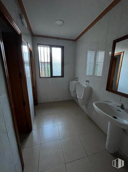 Retail for sale at Carretera Pedroñeras, La Alberca de Záncara, Cuenca, 16620 with window, sink, mirror, building, plumbing fixture, tap, fixture, bathroom, architecture and interior design around