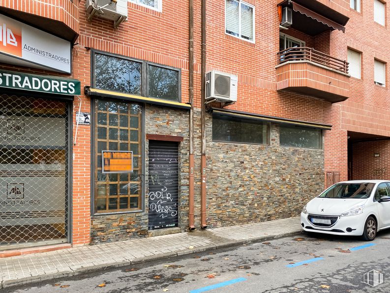 Local en venta en Calle Río Guadarrama, 10, Collado Villalba, Madrid, 28400 con coche, ventana, edificio, vehículo terrestre, neumático, rueda, vehículo, infraestructura, placa de matrícula del vehículo y iluminación automotriz alrededor