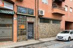 Local en venta en Calle Río Guadarrama, 10, Collado Villalba, Madrid, 28400 con coche, ventana, edificio, vehículo terrestre, neumático, rueda, vehículo, infraestructura, placa de matrícula del vehículo y iluminación automotriz alrededor