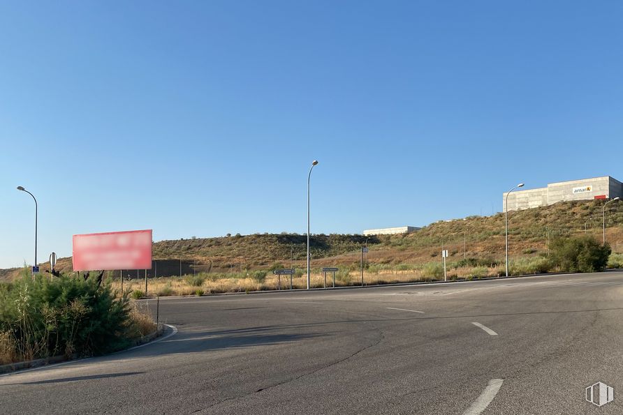 Land for sale at Plaza Jesus Menchero 1ª Fase, Borox, Toledo, 45222 with building, sky, plant, street light, road surface, asphalt, slope, tar, thoroughfare and landscape around