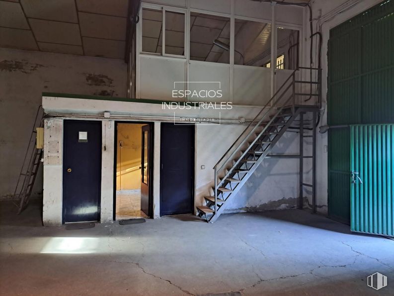 Industrial for sale at Zona Centro, Colmenar de Oreja, Madrid, 28380 with door, fixture, composite material, stairs, facade, gas, ceiling, concrete, tints and shades and metal around