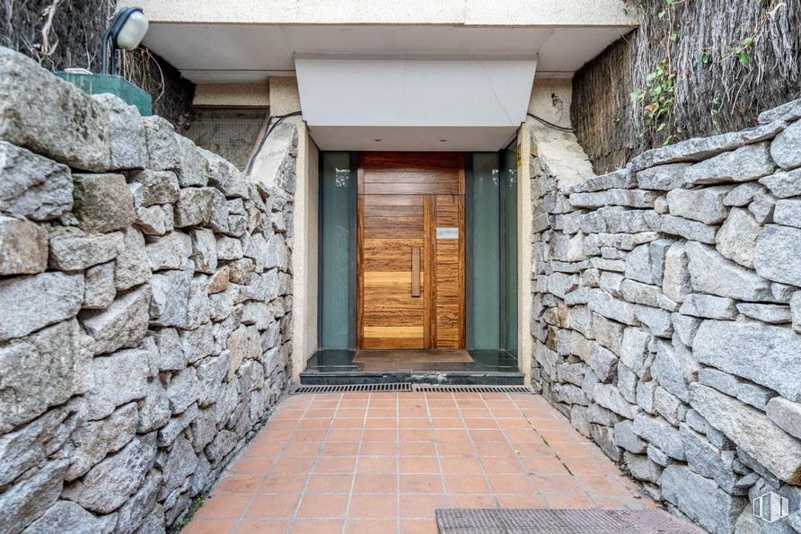 Office for sale at Zona Auditorio, Las Rozas de Madrid, Madrid, 28230 with wall, stone wall, rock, composite material, concrete, brick, building material, stairs, home door and daylighting around