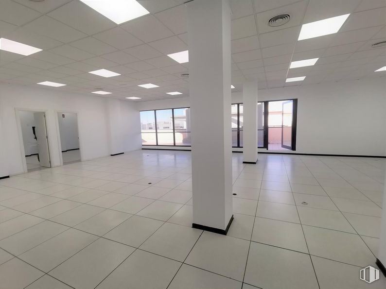 Office for rent at Edificio 1B (22-B), Polígono Industrial Vallecas, Villa de Vallecas, Madrid, 28031 with light fixture, lighting, floor, flooring, ceiling, interior design, composite material, glass, tile flooring and transparency around