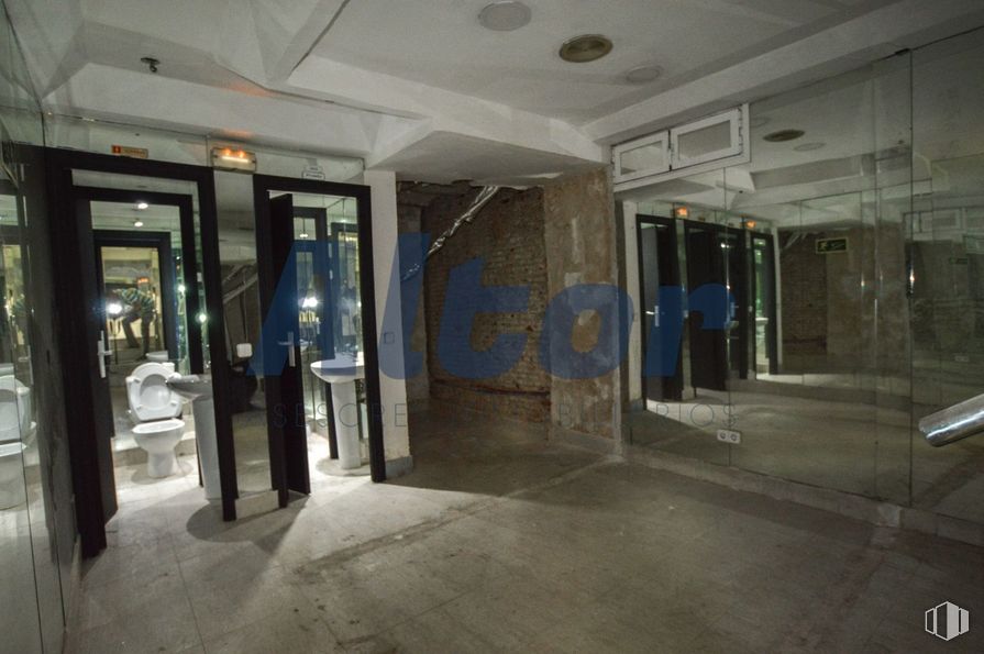 Local en venta en Calle Galileo, Chamberí, Madrid, 28015 con equipaje y bolsos, accesorio, puerta, suelos, edificio, vidrio, ciudad, techo, planta y aluminio alrededor