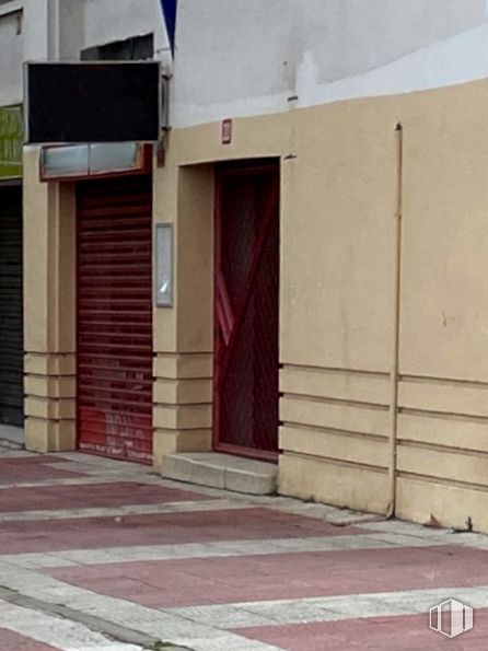 Retail for sale & for rent at Avenida Juan Carlos I, Getafe, Madrid, 28905 with door, property, wood, rectangle, road surface, shade, asphalt, brick, residential area and sidewalk around