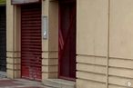 Retail for sale & for rent at Avenida Juan Carlos I, Getafe, Madrid, 28905 with door, property, wood, rectangle, road surface, shade, asphalt, brick, residential area and sidewalk around