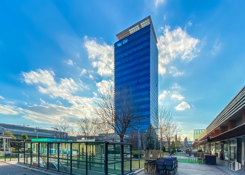 Oficina en alquiler en Calle Juan Carlos I, 13, Alcalá de Henares, Madrid, 28806 con edificio, nube, cielo, tiempo de día, rascacielos, azul, árbol, torre, bloque de pisos y vecindario alrededor