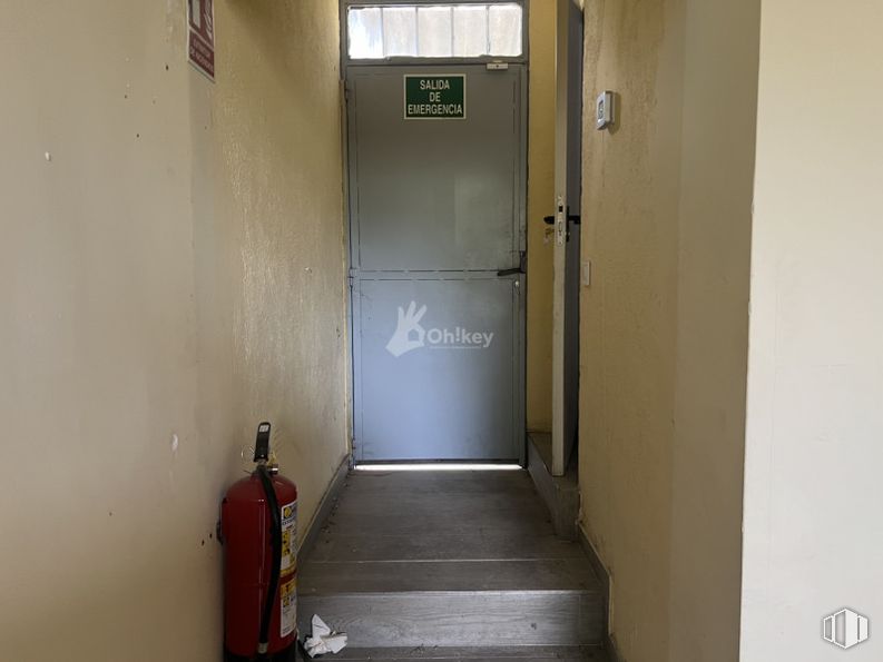 Local en venta en Urbanización Villafranca del Castillo, Villanueva de la Cañada, Madrid, 28691 con puerta, ventana, extintor de incendios, asa, edificio, accesorio, madera, gas, suelos y puerta de casa alrededor