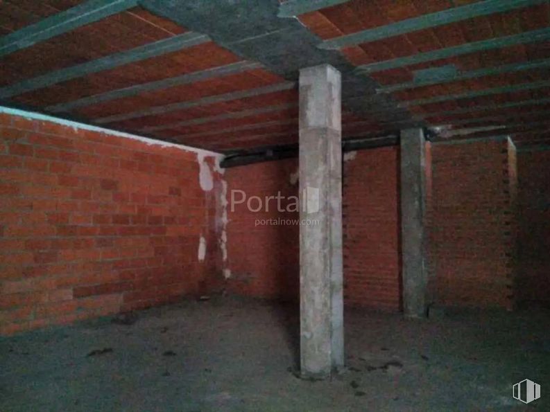 Retail for sale at Calle Resina, Cuéllar, Segovia, 40200 with brickwork, brick, wood, floor, building material, flooring, composite material, concrete, ceiling and room around