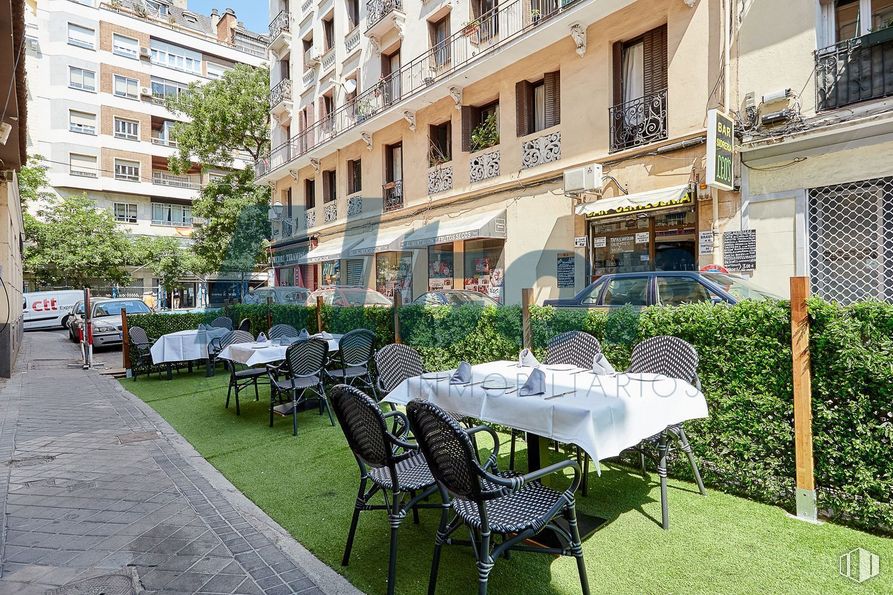 Local en venta en Zona Gaztambide, Chamberí, Madrid, 28015 con edificio, silla, mesa, ventana, mueble, planta, propiedad, árbol, muebles de exterior y arquitectura alrededor