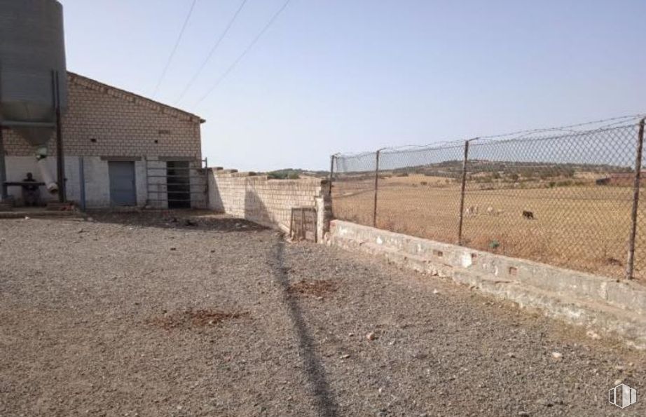 Industrial for sale at Zona industrial, Mondéjar, Guadalajara, 19110 with wire fencing, soil, village, chain-link fencing, fence, building material, mesh, home fencing and wire around