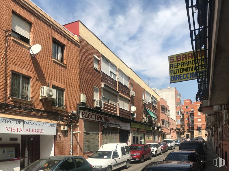 Retail for sale & for rent at Calle Bernardina Aranguren, 8, Carabanchel, Madrid, 28025 with window, van, car, building, land vehicle, sky, cloud, tire, wheel and vehicle around