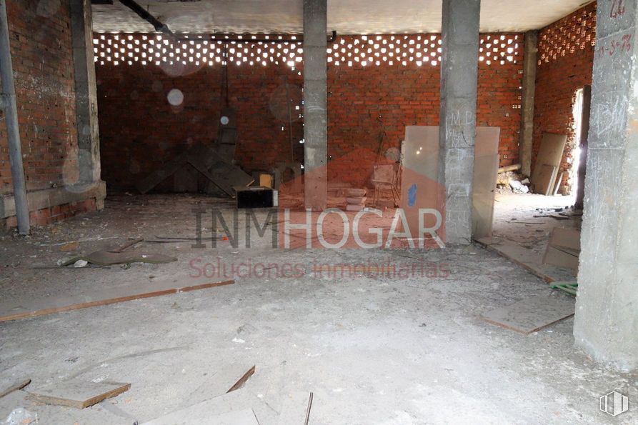 Retail for sale at Zona San Antonio, Ávila, 05005 with wood, floor, building, flooring, wall, composite material, fixture, building material, gas and concrete around