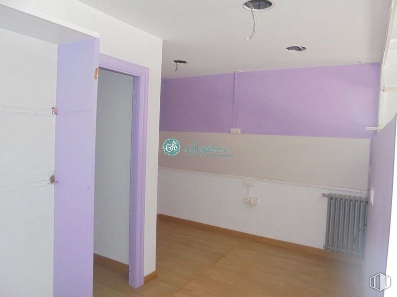 Retail for rent at Zona Universidad, Segovia, 40005 with wardrobe, lighting, property, building, purple, fixture, wood, interior design, floor and cabinetry around