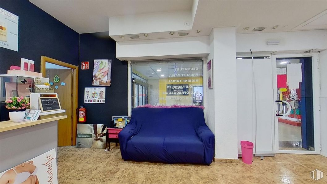 Retail for rent at C. C. El Val, Calle Valladolid, 2, Alcalá de Henares, Madrid, 28804 with couch, textile, purple, comfort, floor, flooring, decoration, house, ceiling and ottoman around