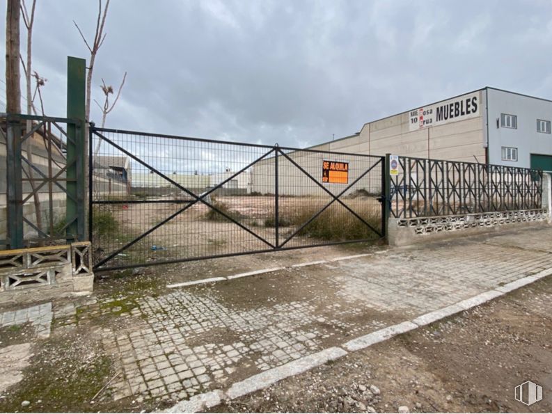 Land for sale at Calle Juan de Austria, 137, Guadalajara, 19004 with building, cloud, sky, fence, road surface, wire fencing, asphalt, mesh, rolling and gas around