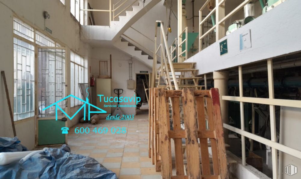 Industrial for rent at Zona centro, El Tiemblo, Ávila, 05270 with wood, fixture, flooring, window, floor, building, real estate, hardwood, ceiling and facade around