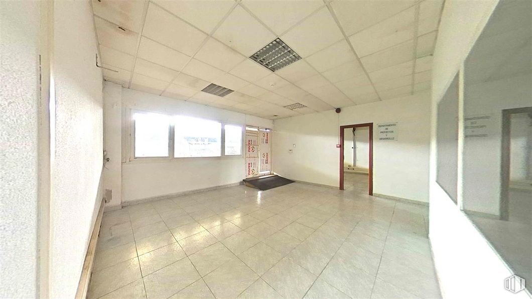 Office for sale at Calle Francisco Aritio, Guadalajara, 19004 with light fixture, hall, fixture, flooring, window, composite material, wood, ceiling, glass and building around