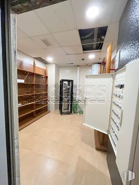 Local en alquiler en Zona Timón, Barajas, Madrid, 28042 con mueble, propiedad, estante, archivar, diseño de interiores, pavimentos, piso, ebanistería, gafas y puerta alrededor