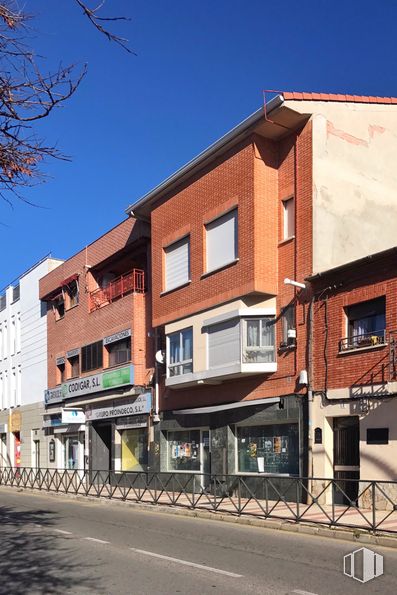 Local en venta en Plaza Ramón y Cajal, Azuqueca de Henares, Guadalajara, 19200 con edificio, ventana, cielo, diseño urbano, superficie de carretera, barrio, ladrillo, área residencial, asfalto y accesorio alrededor