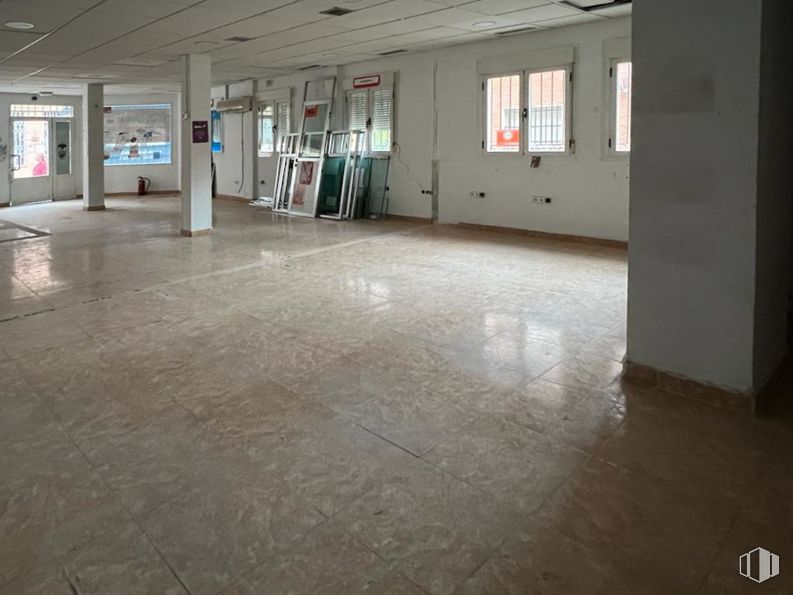 Local en alquiler en Calle Fuerzas Armadas, 2, Ciempozuelos, Madrid, 28350 con ventana, suelos, hall, suelo, accesorio, suelo de baldosas, material de construcción, gas, hormigón y edificio alrededor