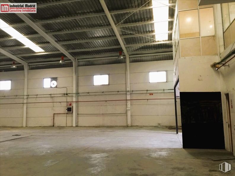 Industrial for sale at Zona Industrial El Álamo, El Álamo, Madrid, 28607 with flooring, floor, ceiling, hall, building material, daylighting, fluorescent lamp, light fixture, beam and cleanliness around