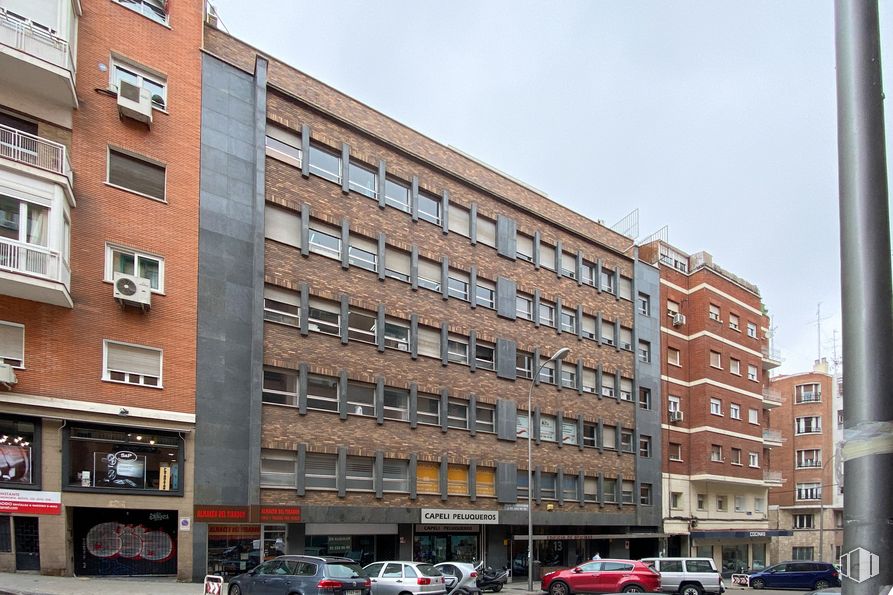 Oficina en alquiler en Calle Aviador Zorita, 13, Tetuán, Madrid, 28020 con edificio, rueda, cielo, neumático, ventana, coche, infraestructura, vehículo, bloque de torres y diseño urbano alrededor