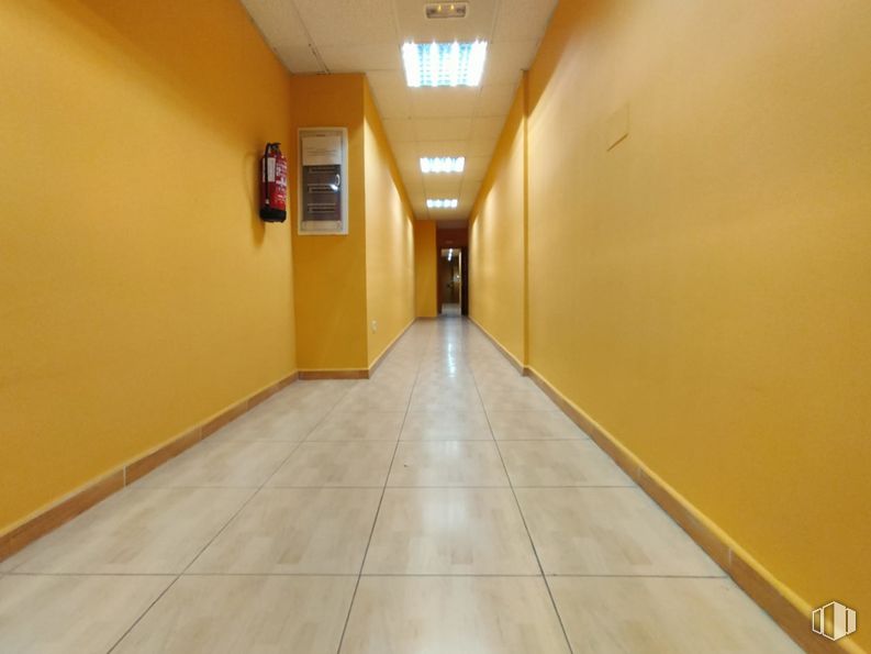 Oficina en alquiler en Zona Industrial, Coslada, Madrid, 28823 con edificio, suelo, suelos, puerta, accesorio, casa, simetría, hall, techo y suelo de baldosas alrededor