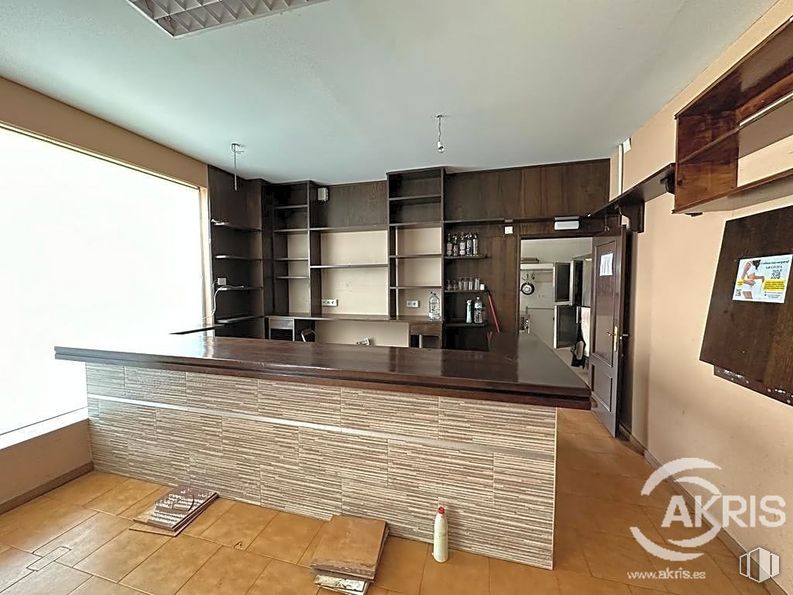 Retail for sale at Zona centro, Argés, Toledo, 45122 with countertop, cabinetry, wood, interior design, kitchen, shelving, flooring, living room, floor and wood stain around