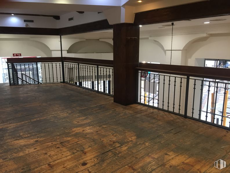 Local en alquiler y venta en Calle Arenal, Centro, Madrid, 28013 con pasillo, valla, madera, accesorio, piso, suelo, tinte para madera, bienes raíces, madera y suelos laminados alrededor