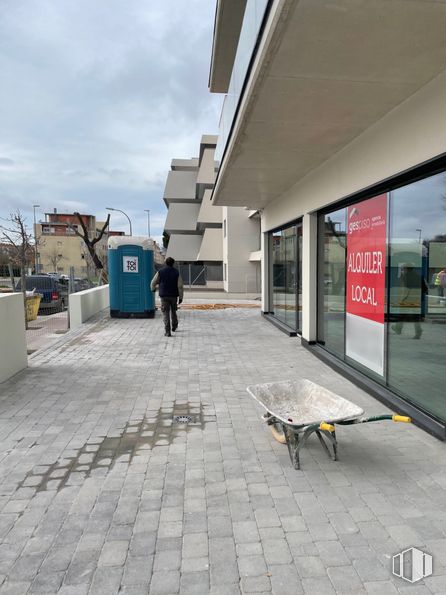 Retail for rent at Zona Los Valles, Collado Villalba, Madrid, 28400 with table, person, sky, cloud, road surface, asphalt, urban design, shade, sidewalk and road around