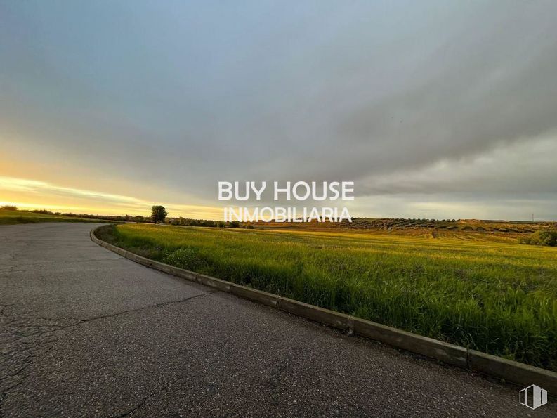 Land for sale at Urbanizaciones, Yuncos, Toledo, 45210 with cloud, sky, plant, natural landscape, asphalt, road surface, grass, tar, agriculture and grassland around