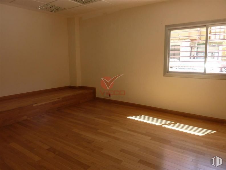 Retail for rent at Calle Fernando Zóbel, Cuenca, 16002 with window blind, lighting, brown, building, window, wood, ceiling fan, paint, shade and interior design around