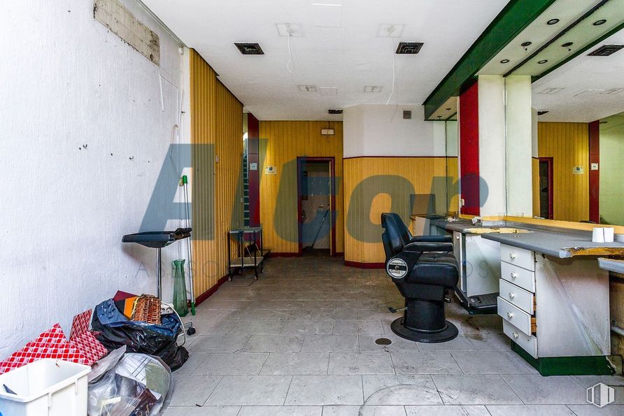 Local en venta en Calle Marqués Urquijo, Moncloa - Aravaca, Madrid, 28008 con equipaje y bolsos, ebanistería, silla, edificio, diseño de interiores, piso, pared, suelo, bienes raíces y casa alrededor