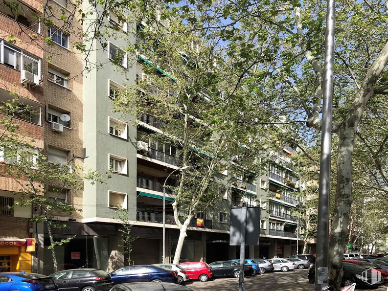 Retail for rent at Calle Basílica, 20, Tetuán, Madrid, 28020 with car, building, land vehicle, tree, vehicle, motor vehicle, urban design, wheel, condominium and material property around