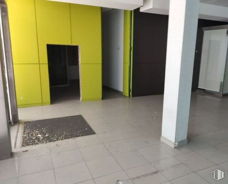 Local en alquiler y venta en Avenida Atenas, Las Rozas de Madrid, Madrid, 28230 con ebanistería, accesorio, suelos, suelo, puerta, hall, material compuesto, suelo de baldosas, vidrio y techo alrededor