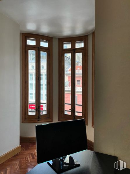 Oficina en alquiler en Calle Alcalá, 22, Centro, Madrid, 28014 con pantalla de ordenador, ventana, televisión, mesa, accesorio, madera, interiorismo, sombra, suelo y suelos alrededor