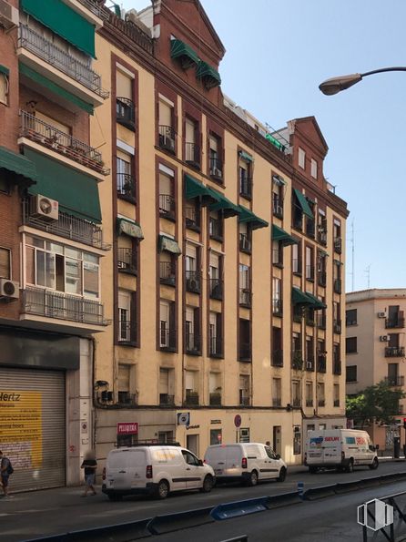 Retail for sale at Zona Arganzuela, Arganzuela, Madrid, 28045 with car, sky, building, property, window, street light, wheel, urban design, condominium and tower block around