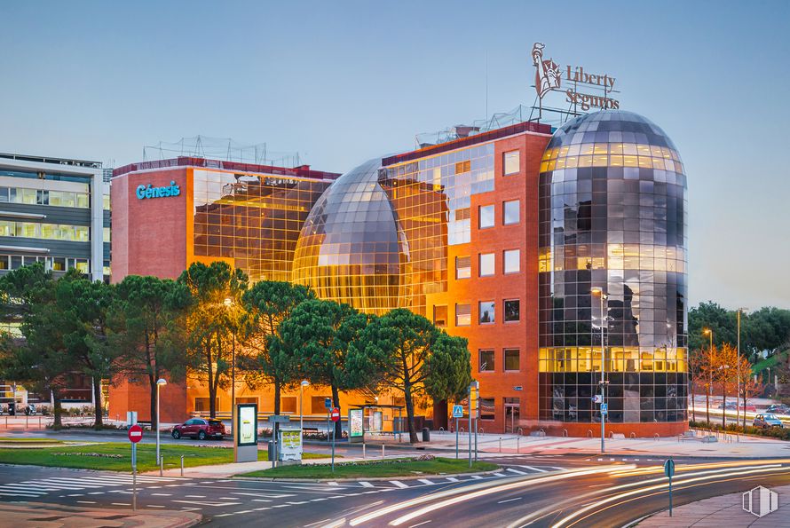 Oficina en alquiler en Edificio Alma, Paseo Doce Estrellas, 4, Barajas, Madrid, 28042 con edificio, cielo, día, planta, luz de la calle, infraestructura, árbol, arquitectura, diseño urbano y barrio alrededor