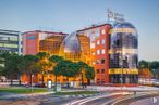 Office for rent at Edificio Alma, Paseo Doce Estrellas, 4, Barajas, Madrid, 28042 with building, sky, daytime, plant, street light, infrastructure, tree, architecture, urban design and neighbourhood around