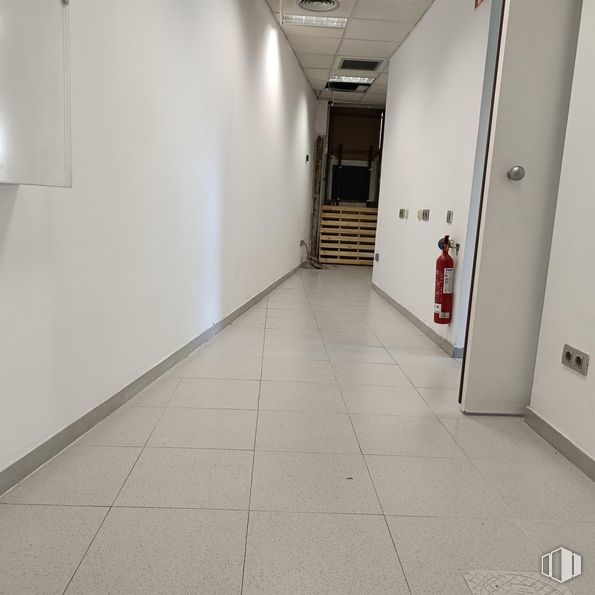 Retail for rent at Zona céntrica, Móstoles, Madrid, 28931 with fixture, tile flooring, flooring, floor, door, wood, hall, ceiling, symmetry and room around